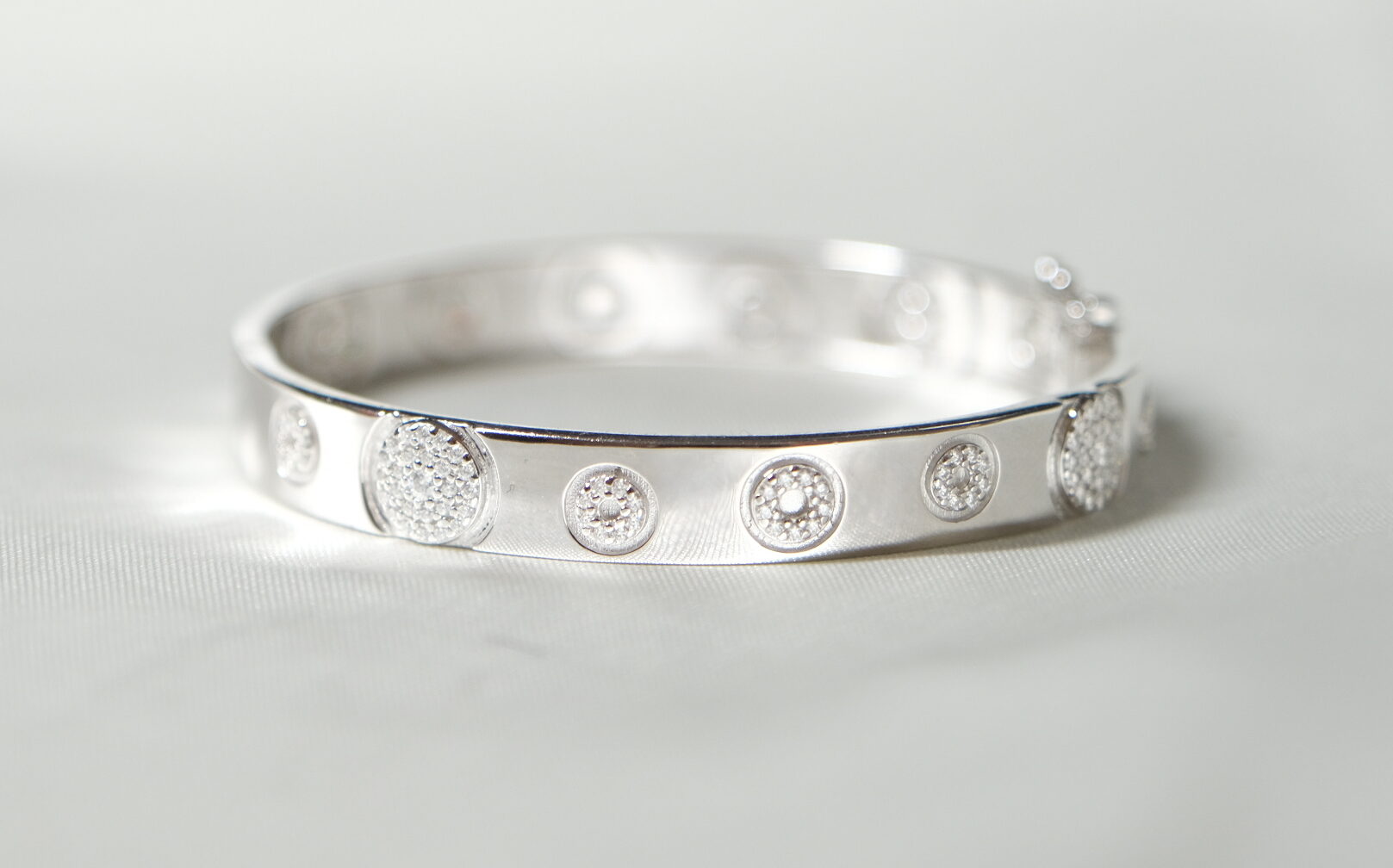 Love Bubble Bracelet – 18K White Gold