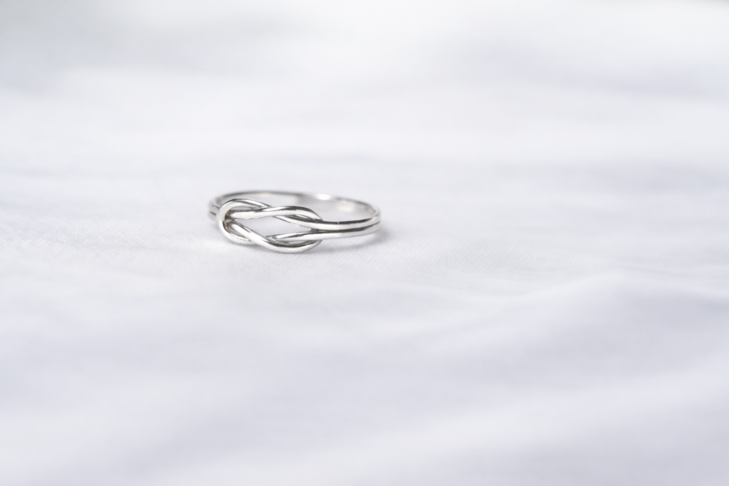 Knot Ring – 18K White Gold