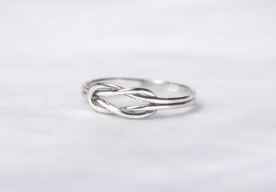 Knot Ring – 18K White Gold