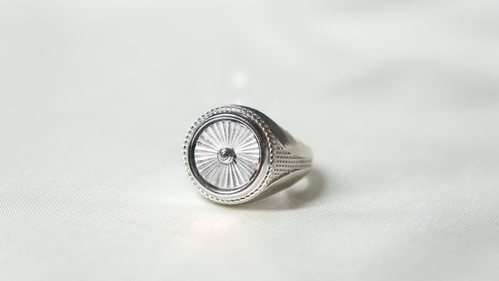 Ugo Signet – 18K White Gold